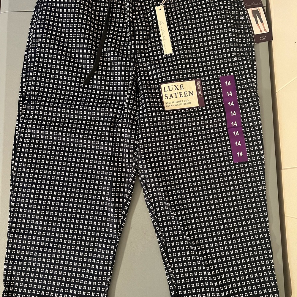 Gloria Vanderbilt Blue and White Capris
